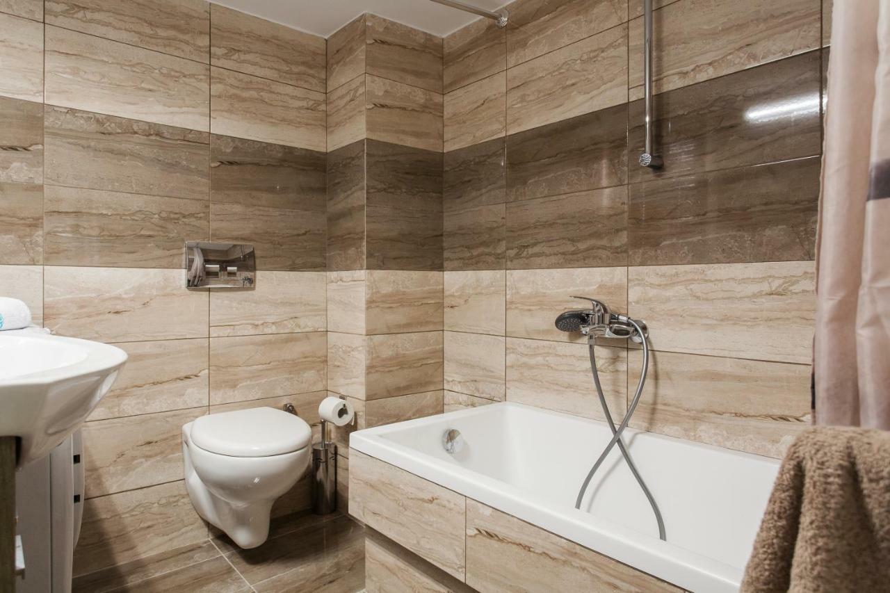 Modern Antique Private Rooms With Shared Bathroom Near To Acropolis Museum And Metro Station Atenas Exterior foto