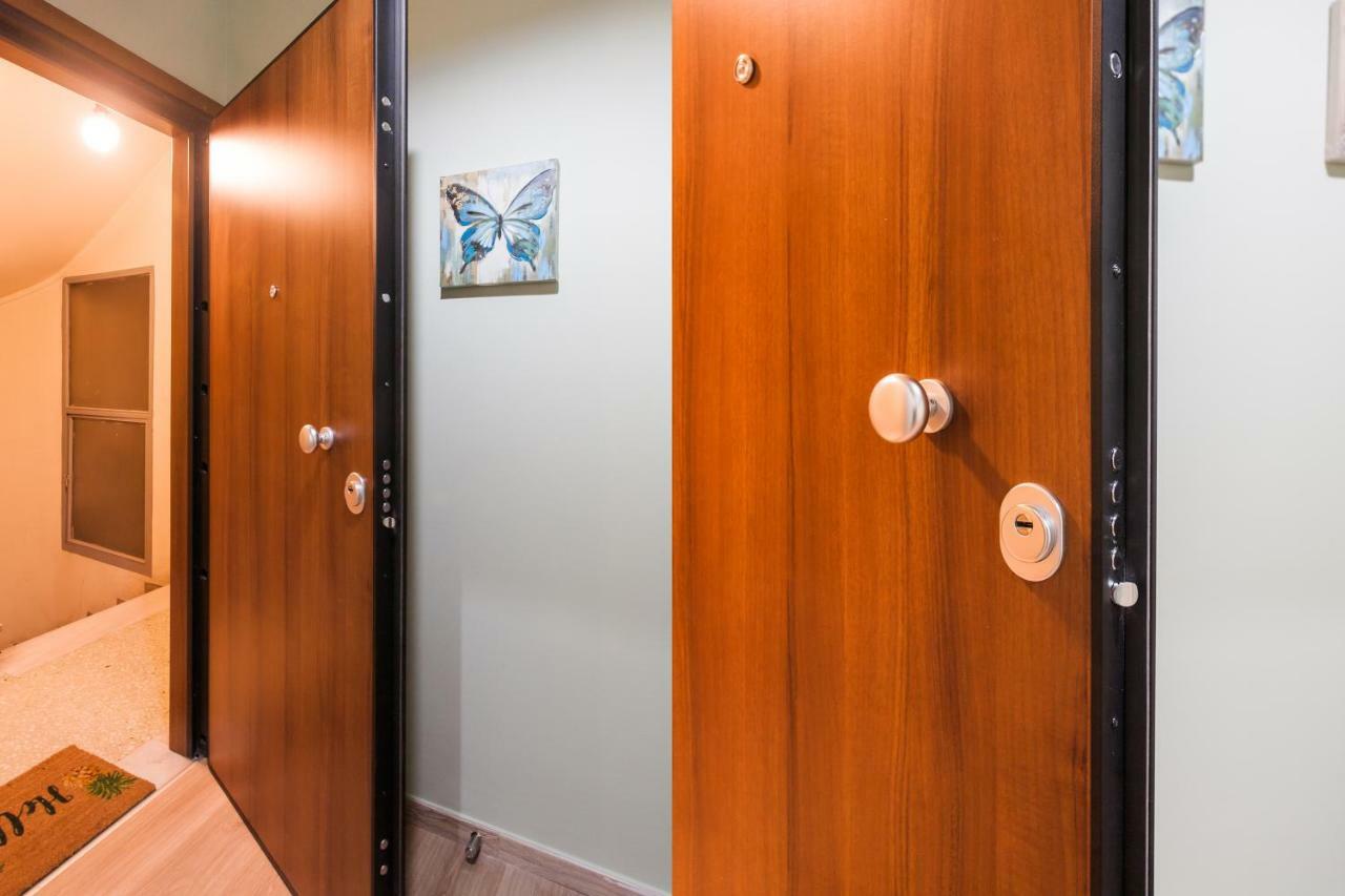Modern Antique Private Rooms With Shared Bathroom Near To Acropolis Museum And Metro Station Atenas Exterior foto