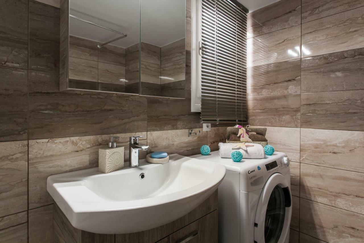 Modern Antique Private Rooms With Shared Bathroom Near To Acropolis Museum And Metro Station Atenas Exterior foto