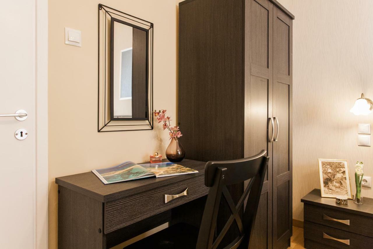 Modern Antique Private Rooms With Shared Bathroom Near To Acropolis Museum And Metro Station Atenas Exterior foto